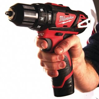 MILWAUKEE - Taladro percutor M12 0-400/0-1500rpm, 30Nm, 2x M18B2 con maletín