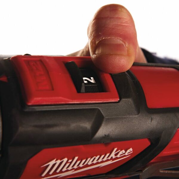 MILWAUKEE - Taladro percutor M12 0-400/0-1500rpm, 30Nm, 2x M18B2 con maletín - Imagen 2