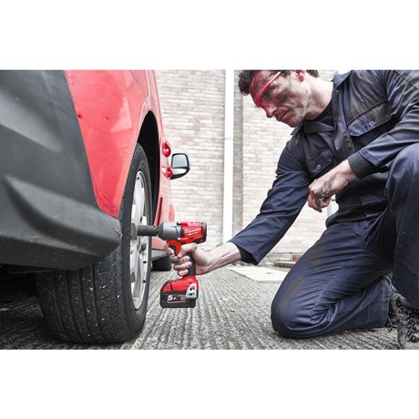 MILWAUKEE - Llave impacto M18 FUEL medio par 1/2" pin, 1700/2100/2400rpm, 430/550/610Nm, Red Lithium 5,0Ah con HD BOX - Imagen 2